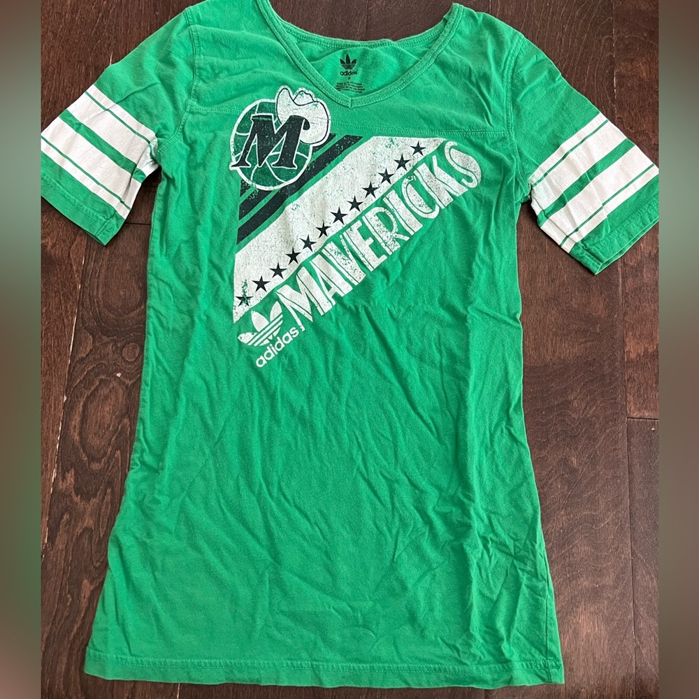 Women’s small Adidas Dallas Mavericks shirt